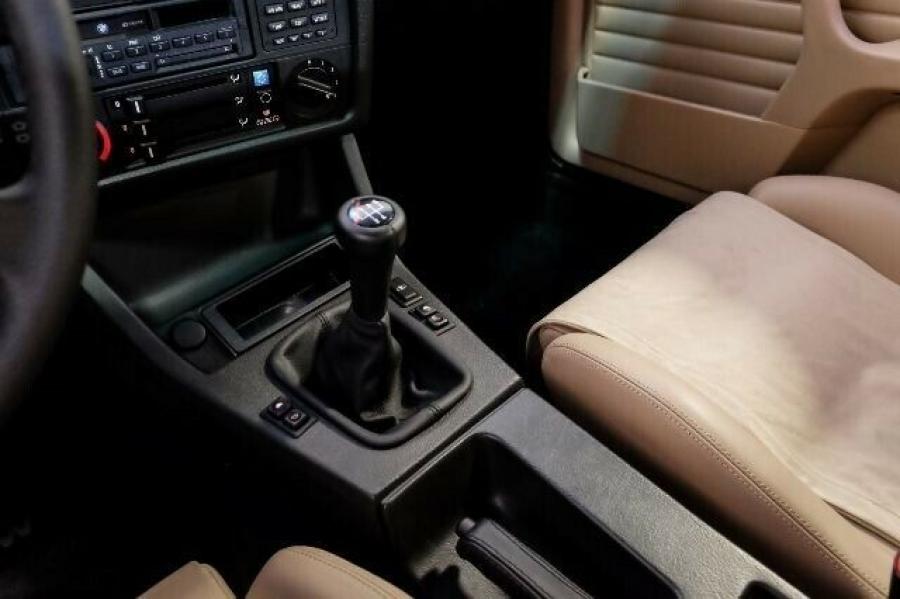 Интерьер BMW M3 Paul Walker Collection (E30) 1991 года  (фото 24 из 43)